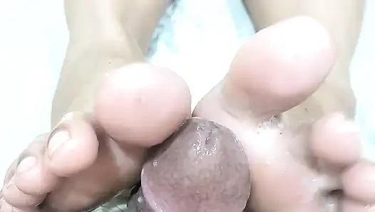 Cowok ini nggak kuat lagi kalau cowok pinay ini ngocok kontolnya sampai crot