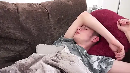 Dicker arsch, brünette mit kleinen titten, hart auf der couch geritten