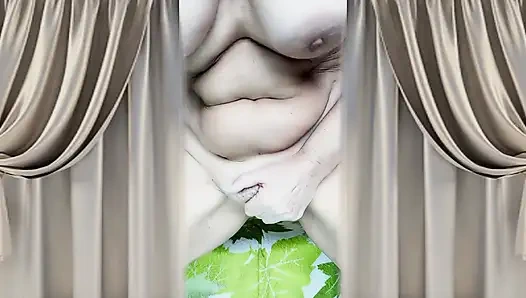 Ibu Rumah Tangga Panas Lukerya Menggoda Di Dapur Dan Terlibat Dalam Masturbasi Yang Penuh Gairah.