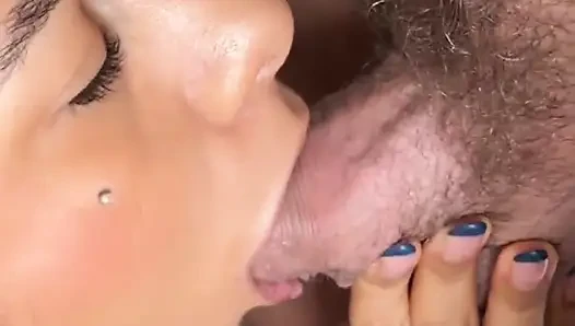 Cewek seksi rambut cokelat ini lagi asik nyepong dan ngentot pantatku habis-habisan - pov