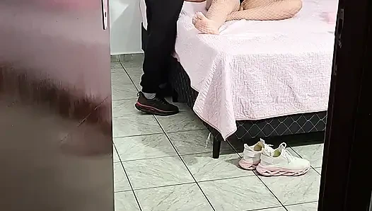 Stiefvater hilft stieftochter, sich auszuziehen, um zu bett zu gehen.