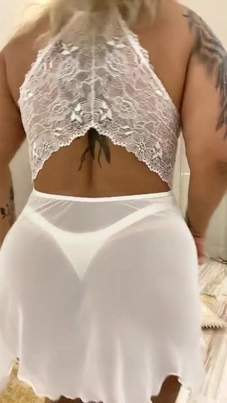 Loira gostosa de vestido transparente