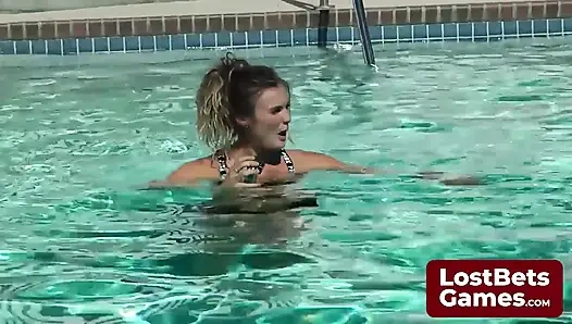 Striptiz dondurma oyunu hissedilebilir bir gerginlikle dolu