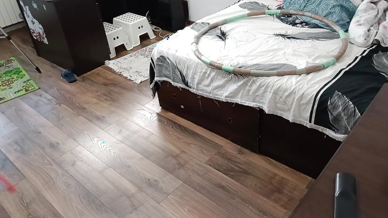 Sexy wife does gymnastics at home naked