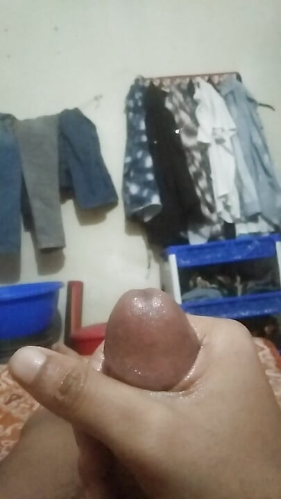 Me dieron una paja en mi habitación.