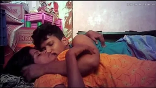 Une femme au foyer indienne sexy au cul sexy embrasse son mari