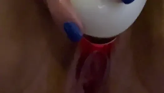MILF squirtet in einen großen strom, weil der plug in ihrem arsch drückt