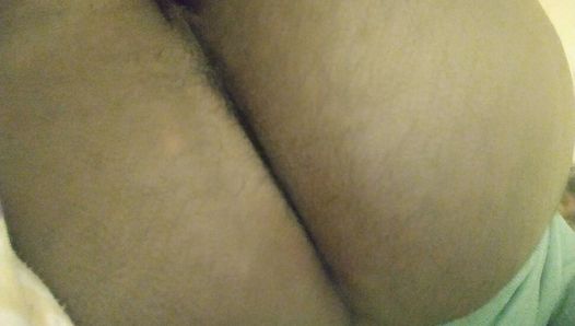 Solo de masturbação anal com um pepino enorme
