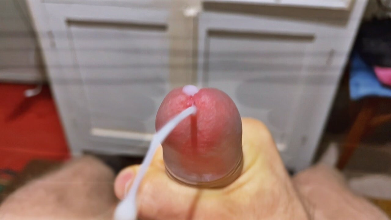 射精特写，大量射精以慢动作拍摄。未割包皮的大鸡巴。撒尿
