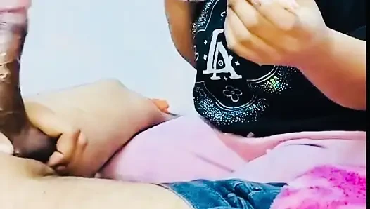 Genç kız dondurmayla yarak emiyor