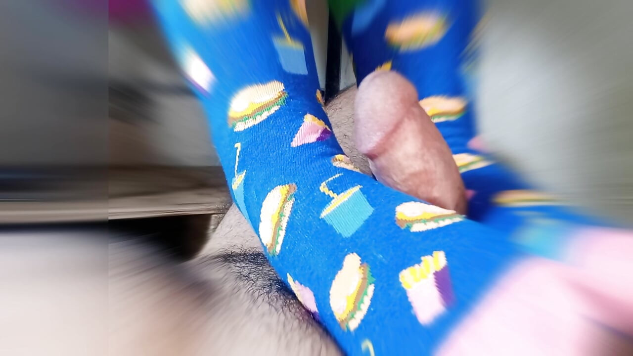 slamka sa stopalima koja nosi veoma smešne čarape