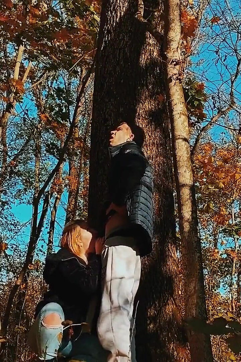 Đụ một người đẹp với một cái mông to trong rừng trong khi đi bộ