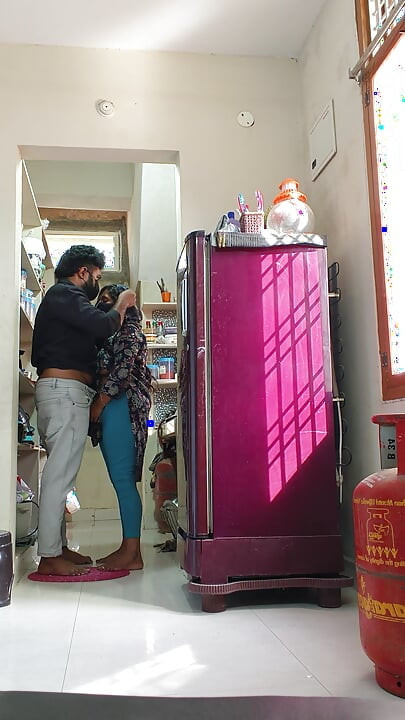 Desi girl ko kichen me chodha