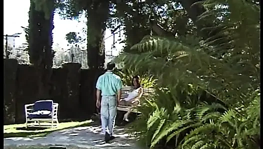 İki adam esmer sürtüğü sıkı deliklerle sikiyor