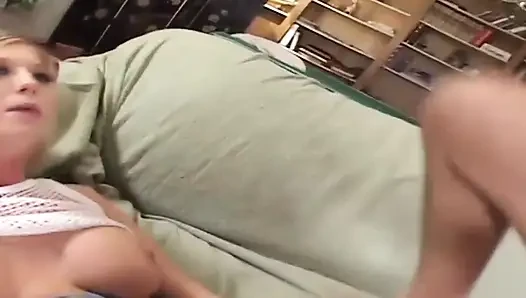 Cewek rambut pirang fingering memek beceknya sebelum dientot habis-habisan