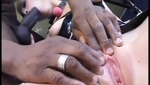 Pejantan hitam memberi makan cewek sange dengan kontol hitamnya yang besar