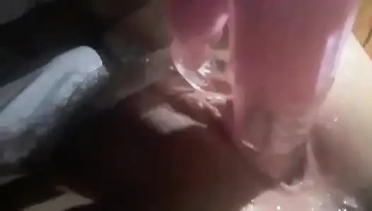 Cewek sange ini lagi asik muasin memeknya pakai dildo sampai muncrat