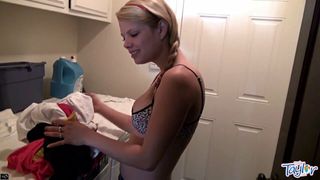 Kleine Taylor doet de was terwijl ze masturbeert met seksspeeltjes