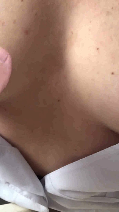 Yaramaz hemşire sikimi sikiyor. bakış açısı orta yaşlı seksi kadının güzel doğal göğüsleri | Klip 1