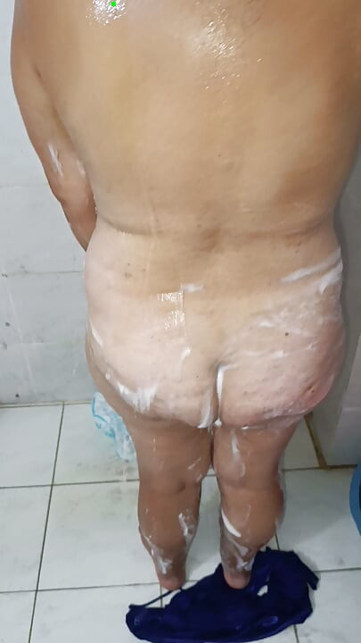 La esposa amateur milf de mi jefe se baña