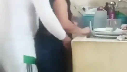 Fick mich in der Küche, deine Frau wird jede Minute ankommen.