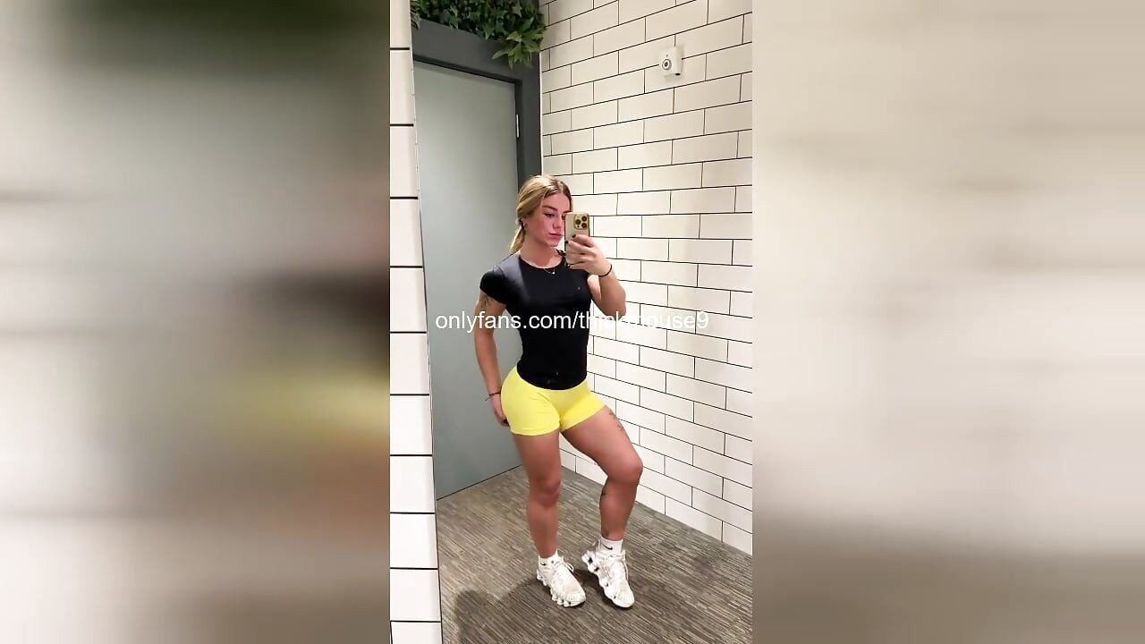 TikTok, séance de yoga en direct : les lèvres de sa chatte de 18 ans s’exhibent et se font baiser brutalement
