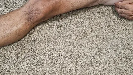 Yumuşak çıplak ayaklarına tapıyor ve yarağıma mastürbasyon yapıyor