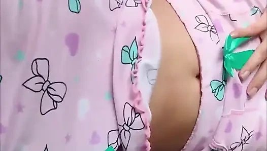 Üvey kız pijamalarıyla beni baştan çıkarıyor ve sonunda ona her yerinden dokunuyorum