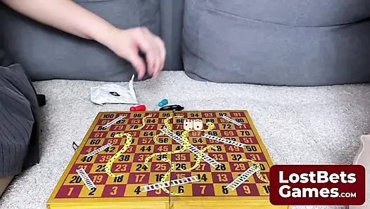 Strip Snakes & Ladders membangun ketegangan permainan dan antisipasi tumbuh