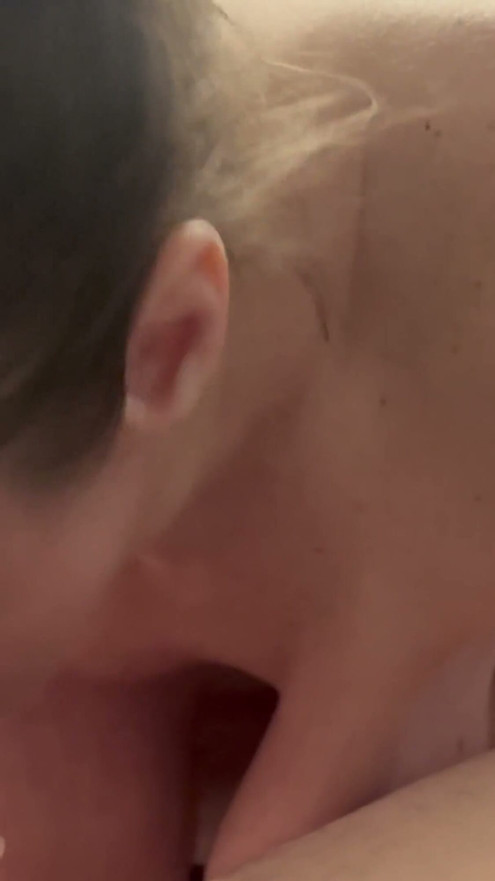 ¡La hija se niega a chupar la polla de su pobre marido así que lo hago y le amordazo la polla y me corro!