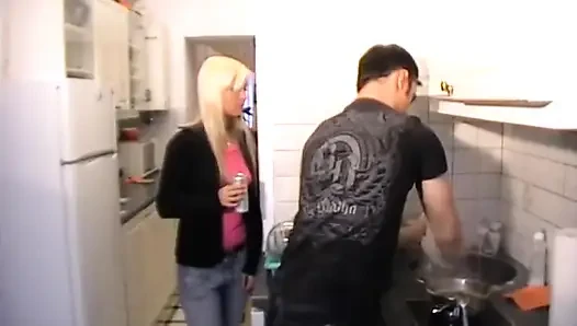 Домохозяйка должна подчищать на кухне