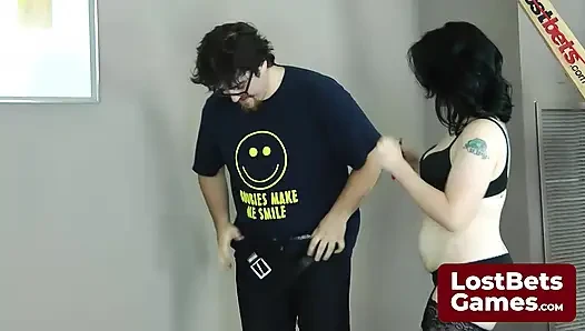 Dengan tato komedi dan topeng tragedi mereka bermain strip darts