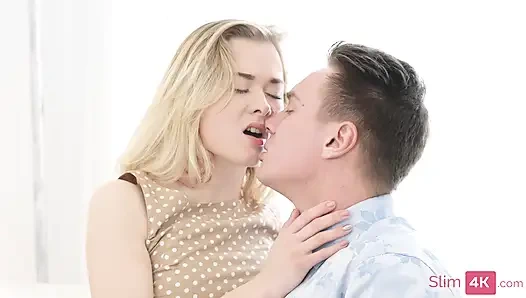 Güzel sarışın anal ve çifte penetrasyona bayılıyor