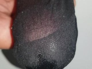 Éjaculation dans une chaussette en nylon