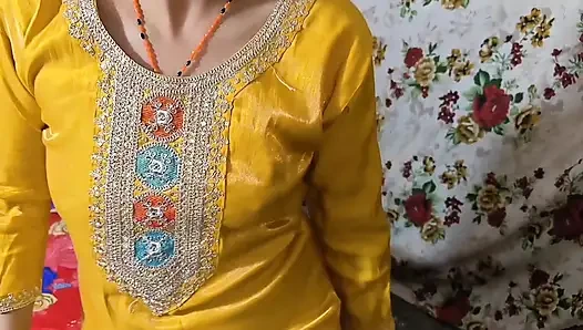 Adik tiri India yang lucu melucuti celana dalam dan memeknya dicrot.