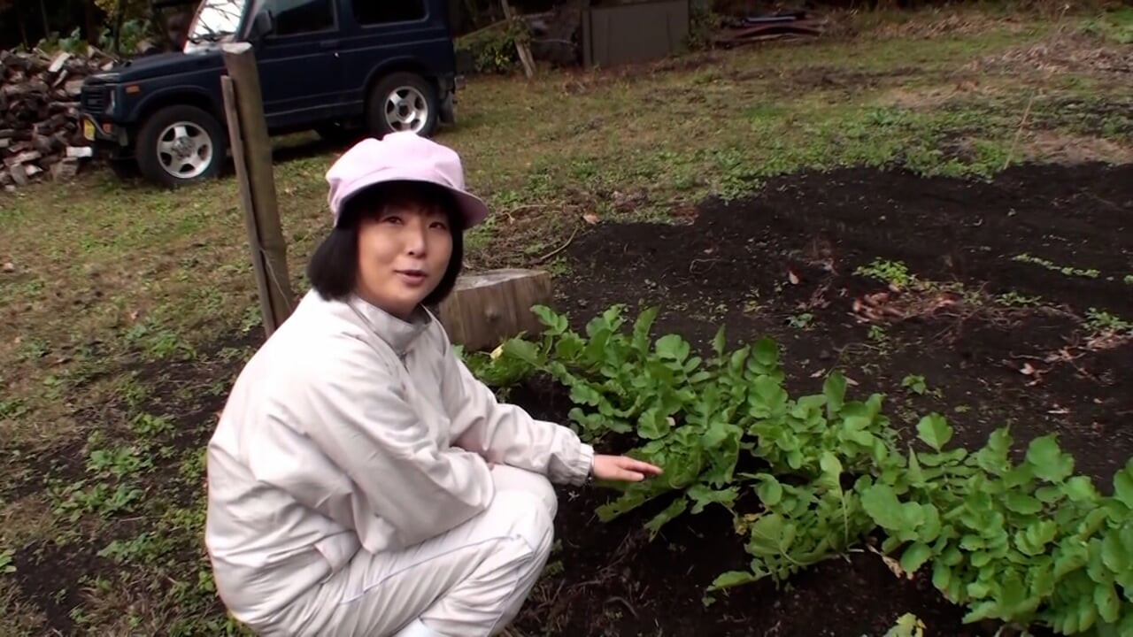 A177F08 Interviewing mature women working in rural farming, he picks up a mature woman in her forties working on the farm, invites her to an inn, and she falls into pleasure—intense sex!