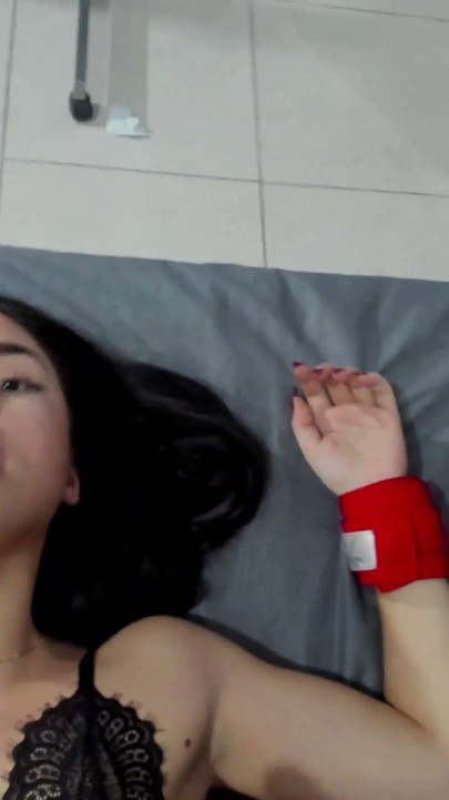 Facial en primer plano, un viejo y pervertido padrastro y su hijastra | Clip 1