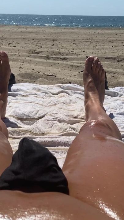 Bronzeamento e oleosa na praia no sol quente ao lado do oceano. Tão bendita por ser feliz e saudável. Dawson Taylor eua 🇺🇸