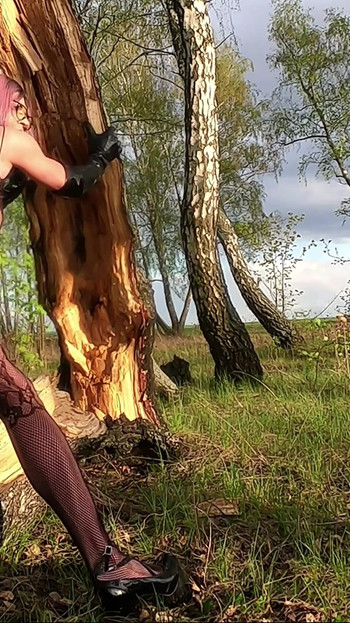 Morate podijeliti trenutak iz "Napaljena Sissy Stacy šeta terenom"