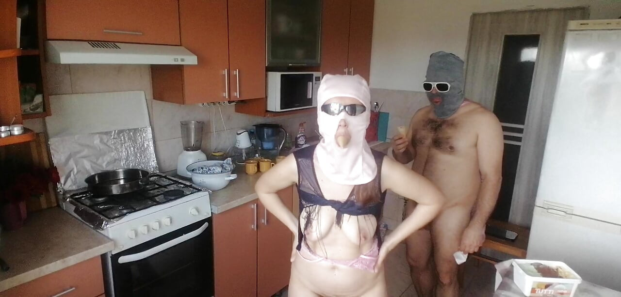 Hot amateur couple having fun in the kitchen. Sexy mom has breakfast in the bedroom, hairy pussy, big tits, big ass.