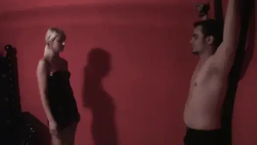 Asılıp tokatlanıyor