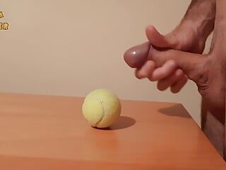 Ręczna robota i wytrysk na piłce tenisowej