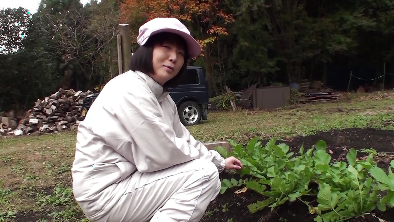 A177F08 Interviewing mature women working in rural farming, he picks up a mature woman in her forties working on the farm, invites her to an inn, and she falls into pleasure—intense sex!