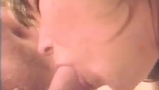 Fransız genç kız ağzını kullanarak onu boşaltmak için elinden geleni yapıyor