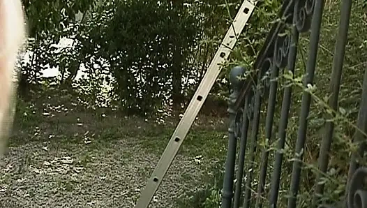 Немецкой милфе-блондинке пробурили очко на улице