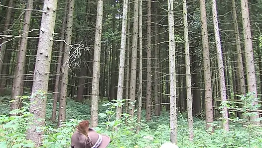 Azgın kızlar teknede yarak emdikten sonra sırayla sikiliyor