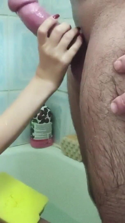 Pušim veliki kurac mog polubrata u kupatilu i ogroman cumshot na sisama | Klip 1