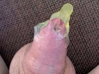 Purtând un prezervativ, umplându-l cu pișat