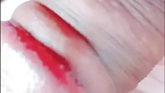 Attraktive hure Sabrinahole, er bekam hunger und isst einen köstlichen und saftigen schwanz