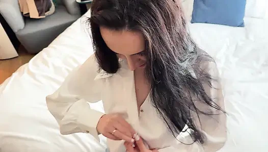 Потерявшаяся туристка показывает свои голые фото, спрашивая дорогу к Биг Бену, А потом берёт его глубоко!